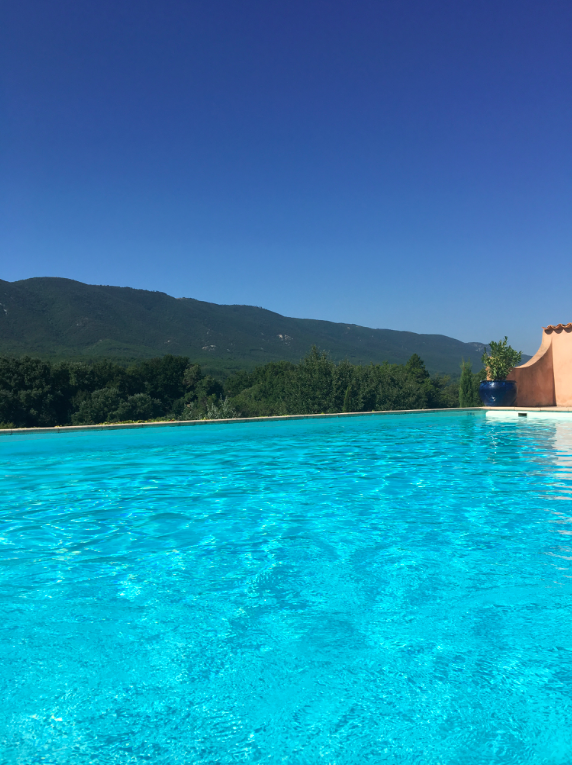 Piscine et vue sur le Luberon