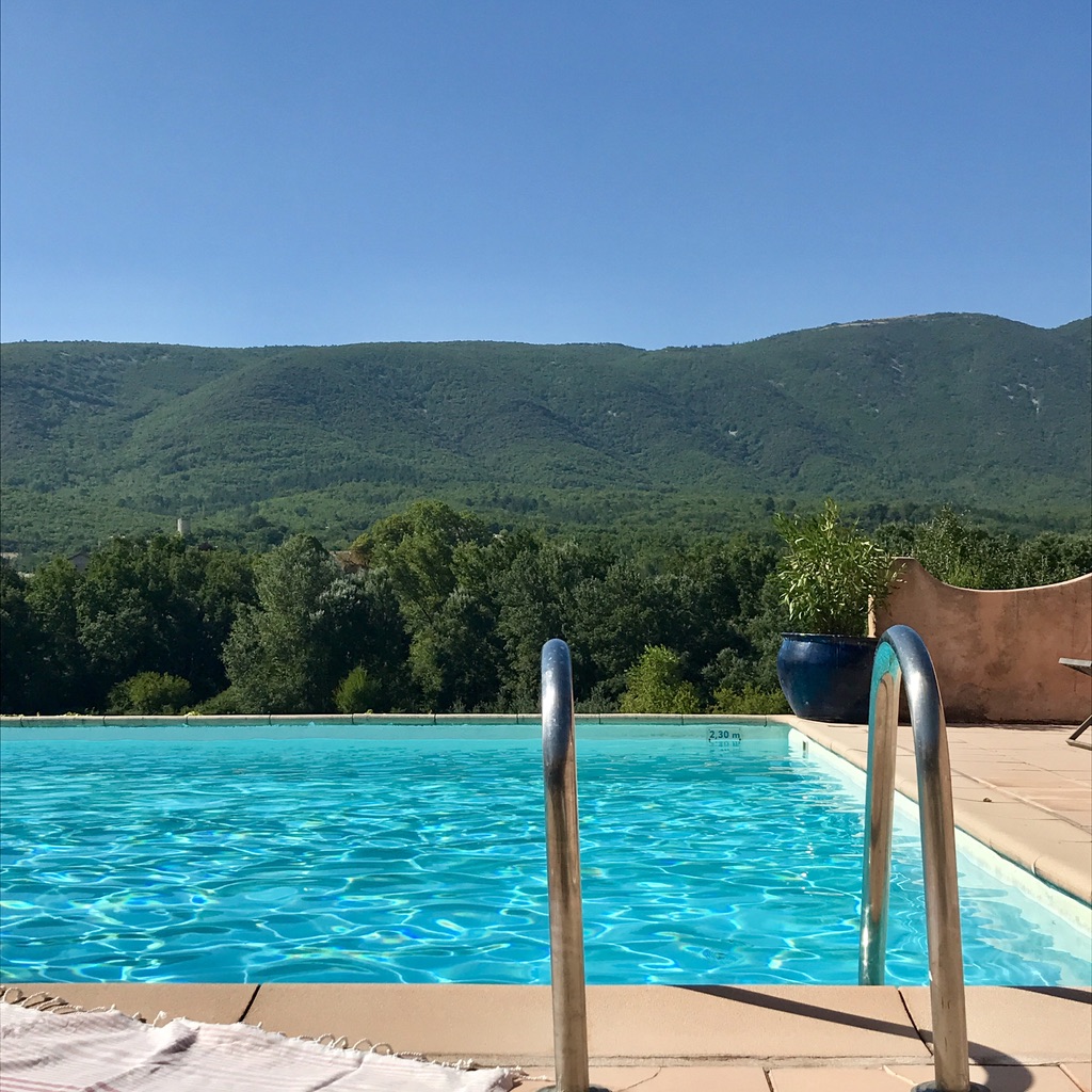 Piscine avec vue sur le Luberon
